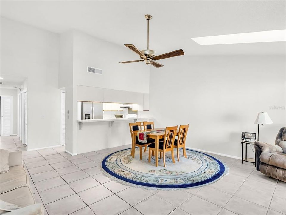 待售: $209,000 (2 贝兹, 2 浴室, 1165 平方英尺)