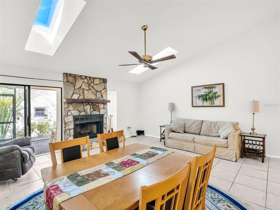 待售: $209,000 (2 贝兹, 2 浴室, 1165 平方英尺)