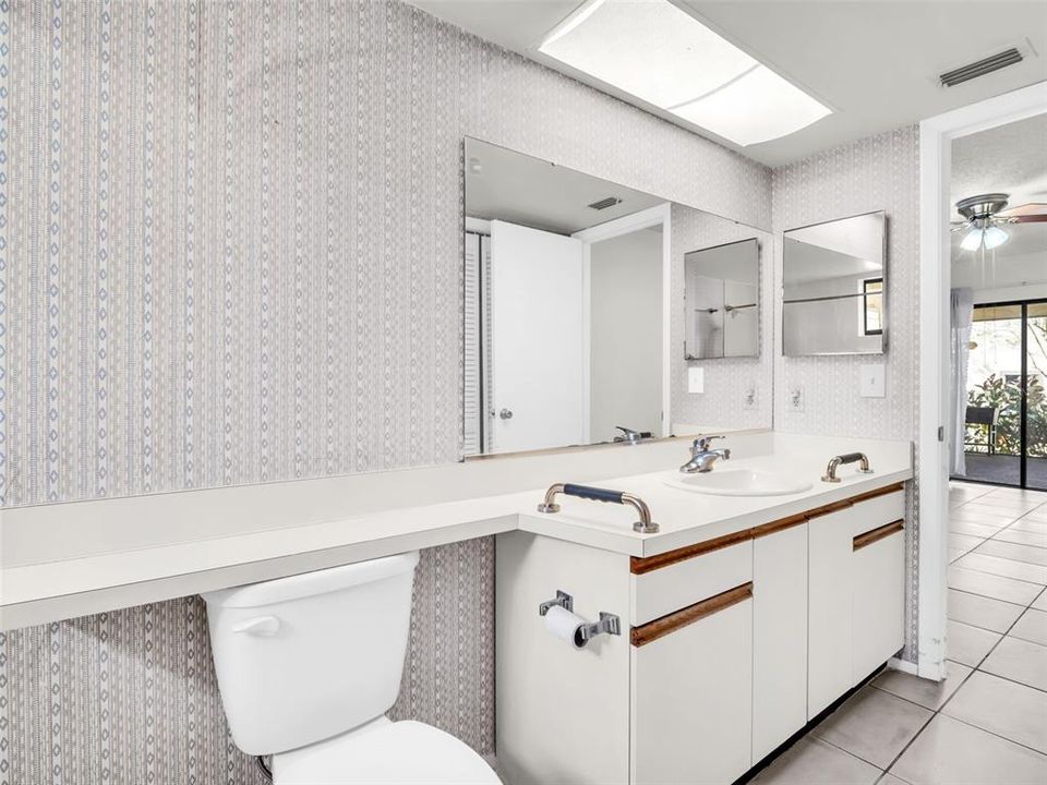 待售: $209,000 (2 贝兹, 2 浴室, 1165 平方英尺)