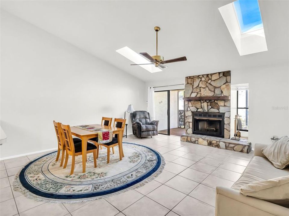 待售: $209,000 (2 贝兹, 2 浴室, 1165 平方英尺)