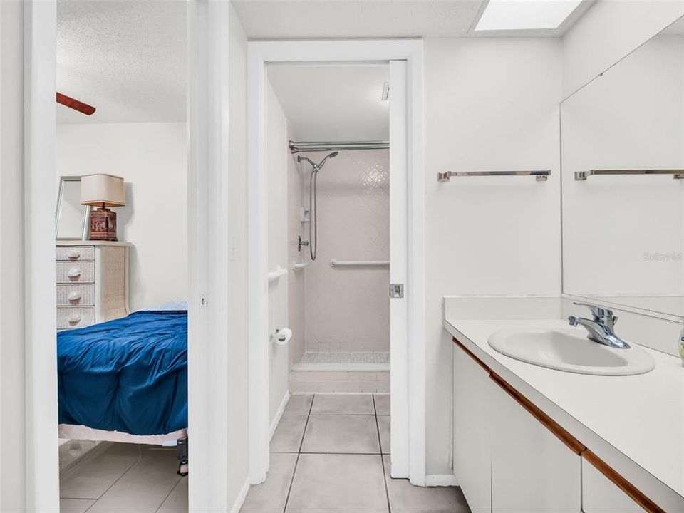 待售: $209,000 (2 贝兹, 2 浴室, 1165 平方英尺)