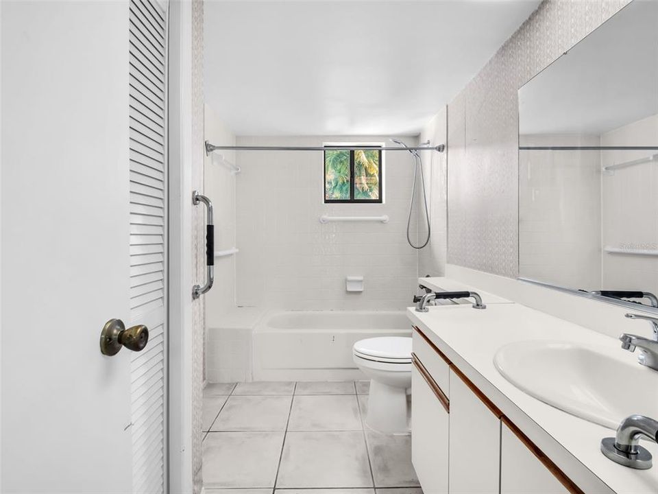 待售: $209,000 (2 贝兹, 2 浴室, 1165 平方英尺)