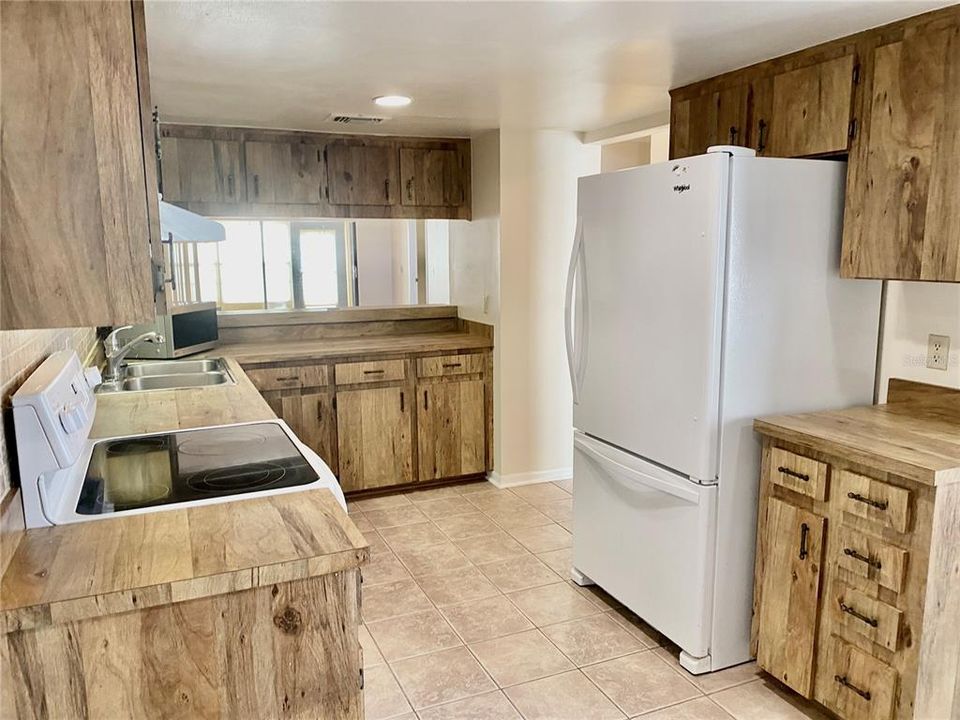 На продажу: $275,000 (2 спален, 2 ванн, 1296 Квадратных фут)