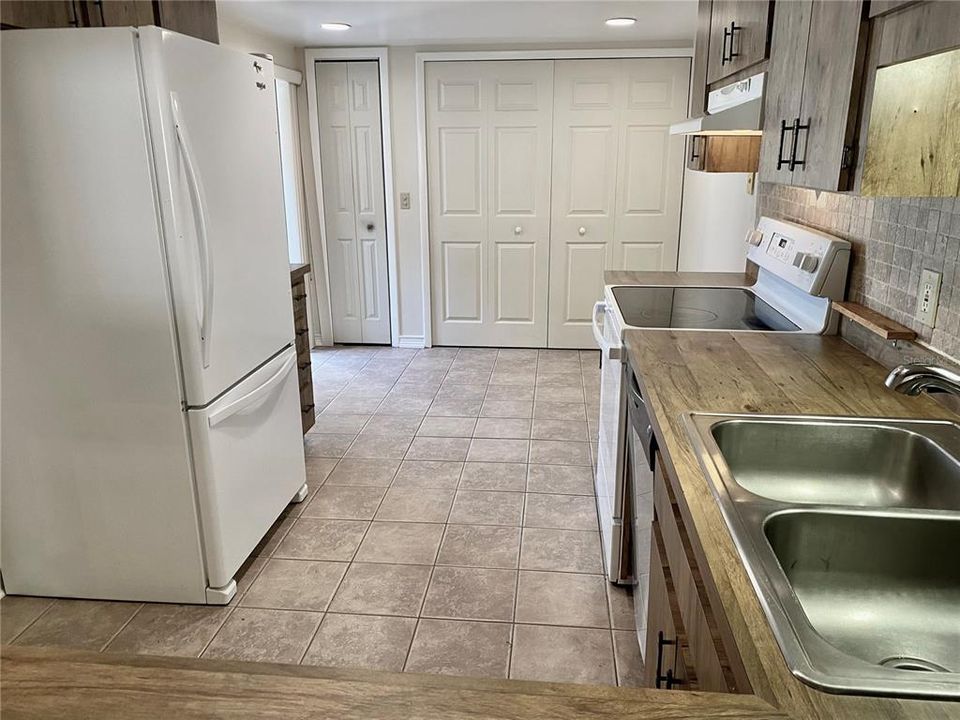 На продажу: $275,000 (2 спален, 2 ванн, 1296 Квадратных фут)