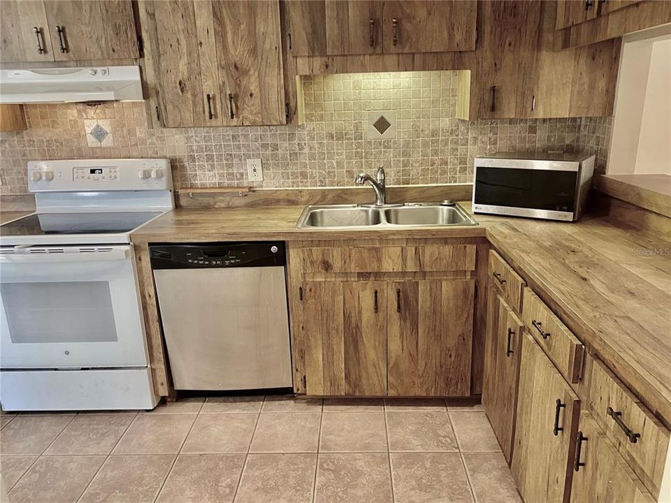 На продажу: $275,000 (2 спален, 2 ванн, 1296 Квадратных фут)