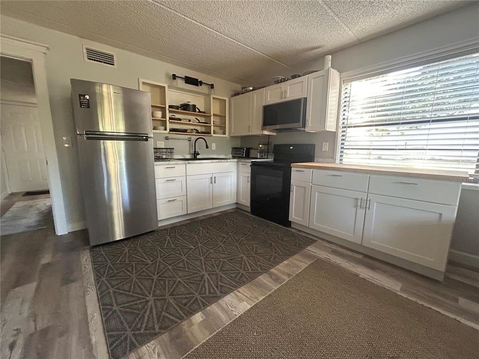 For Sale: $214,999 (3 beds, 2 baths, 935 Square Feet)