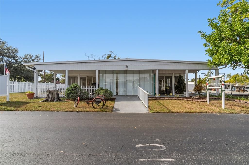 For Sale: $165,000 (2 beds, 2 baths, 896 Square Feet)