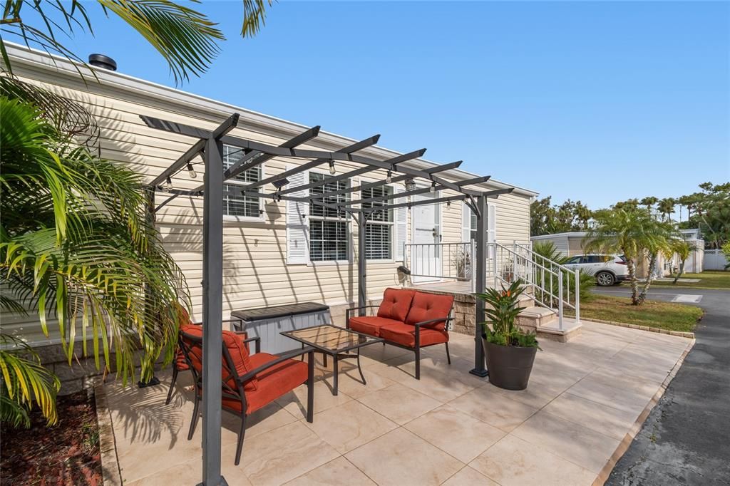 For Sale: $165,000 (2 beds, 2 baths, 896 Square Feet)