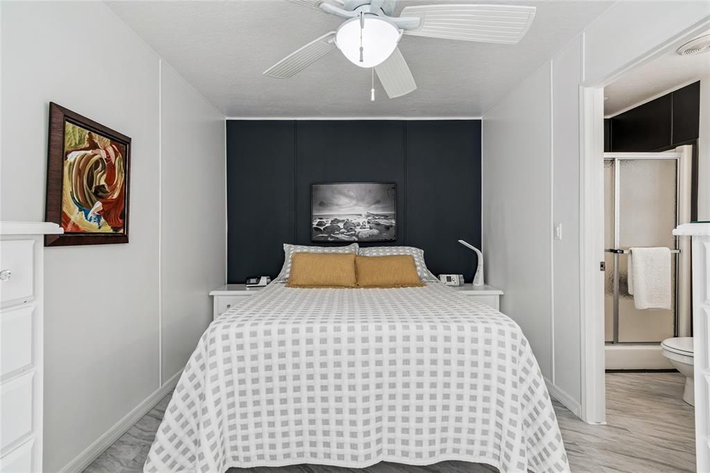 For Sale: $165,000 (2 beds, 2 baths, 896 Square Feet)