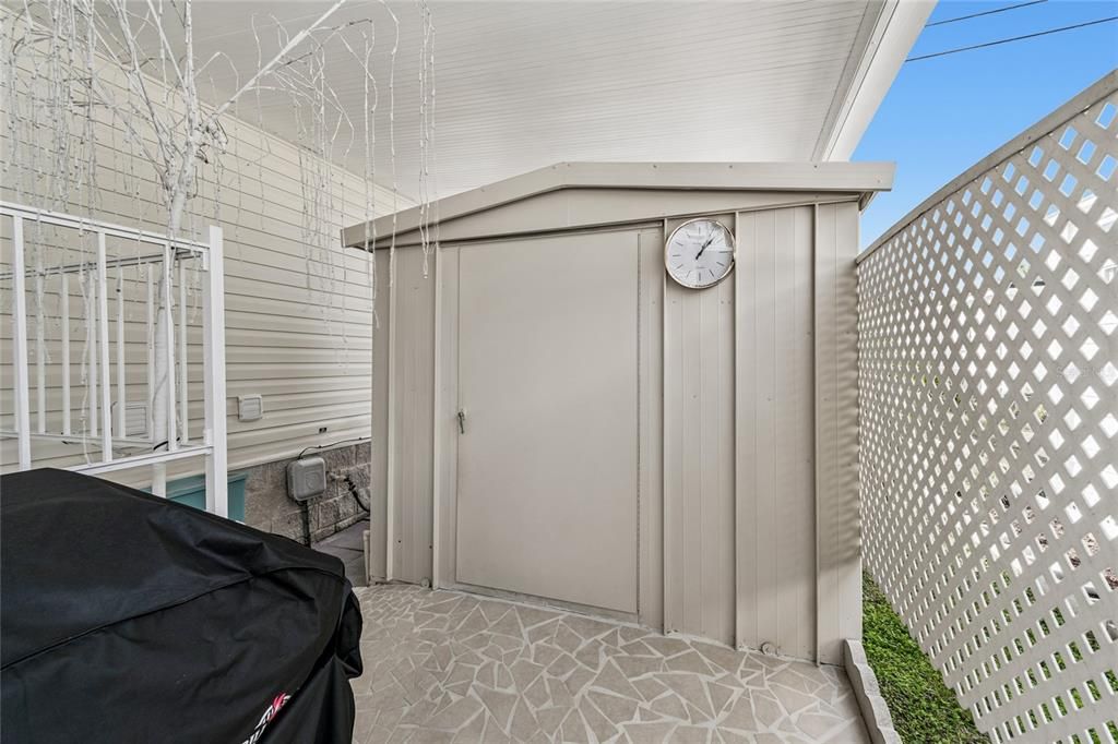 For Sale: $165,000 (2 beds, 2 baths, 896 Square Feet)