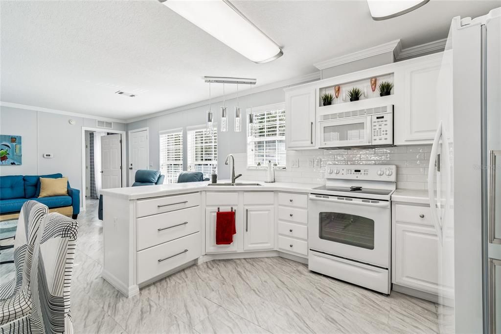 For Sale: $165,000 (2 beds, 2 baths, 896 Square Feet)