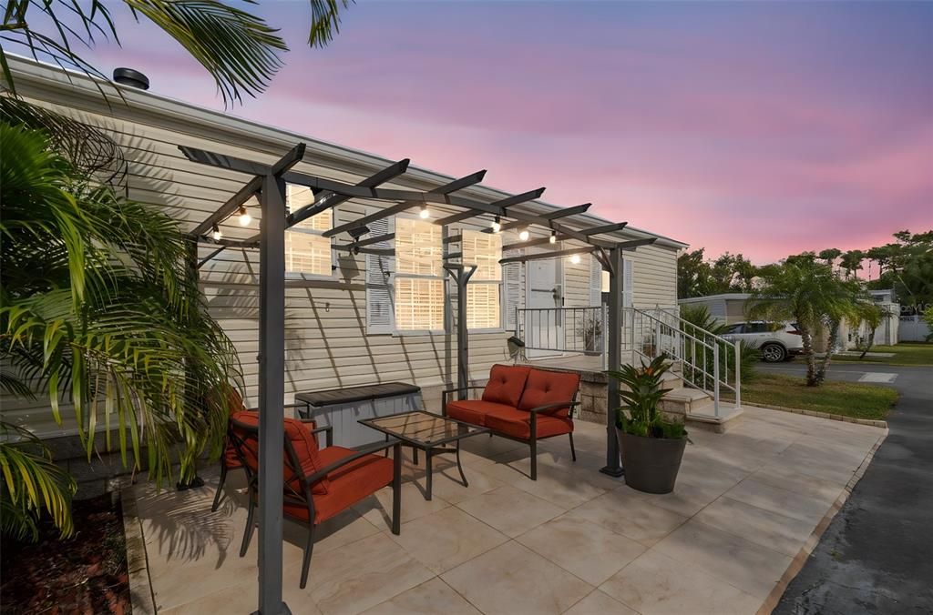 For Sale: $165,000 (2 beds, 2 baths, 896 Square Feet)