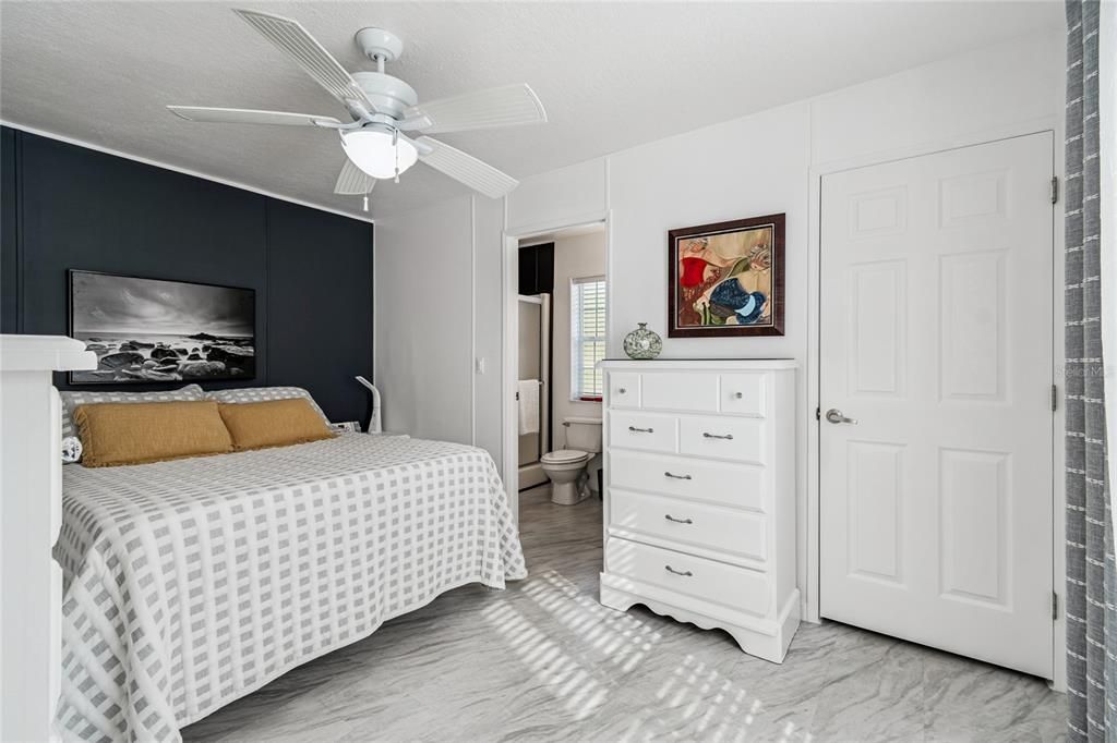 For Sale: $165,000 (2 beds, 2 baths, 896 Square Feet)