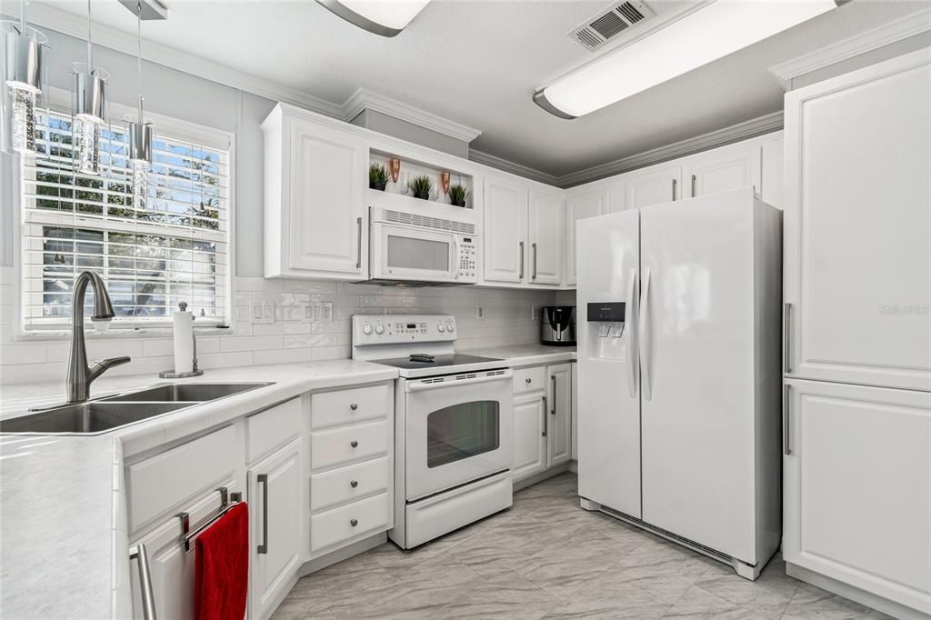 For Sale: $165,000 (2 beds, 2 baths, 896 Square Feet)