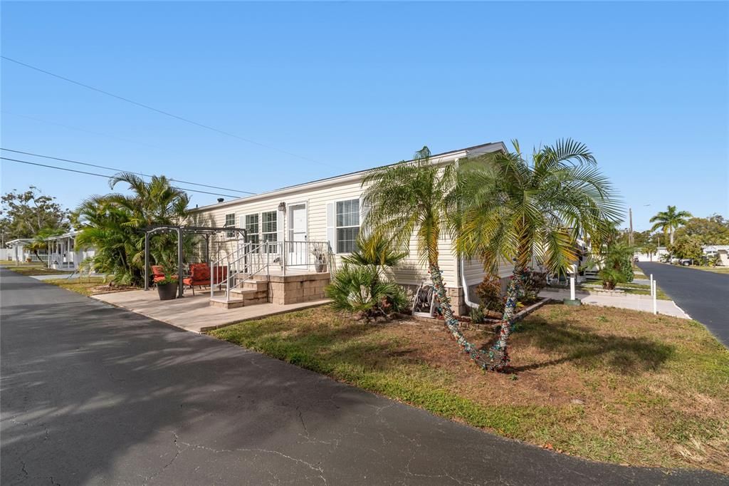 For Sale: $165,000 (2 beds, 2 baths, 896 Square Feet)