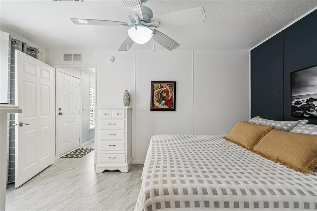 For Sale: $165,000 (2 beds, 2 baths, 896 Square Feet)