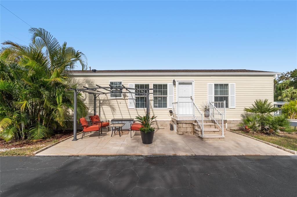 For Sale: $165,000 (2 beds, 2 baths, 896 Square Feet)