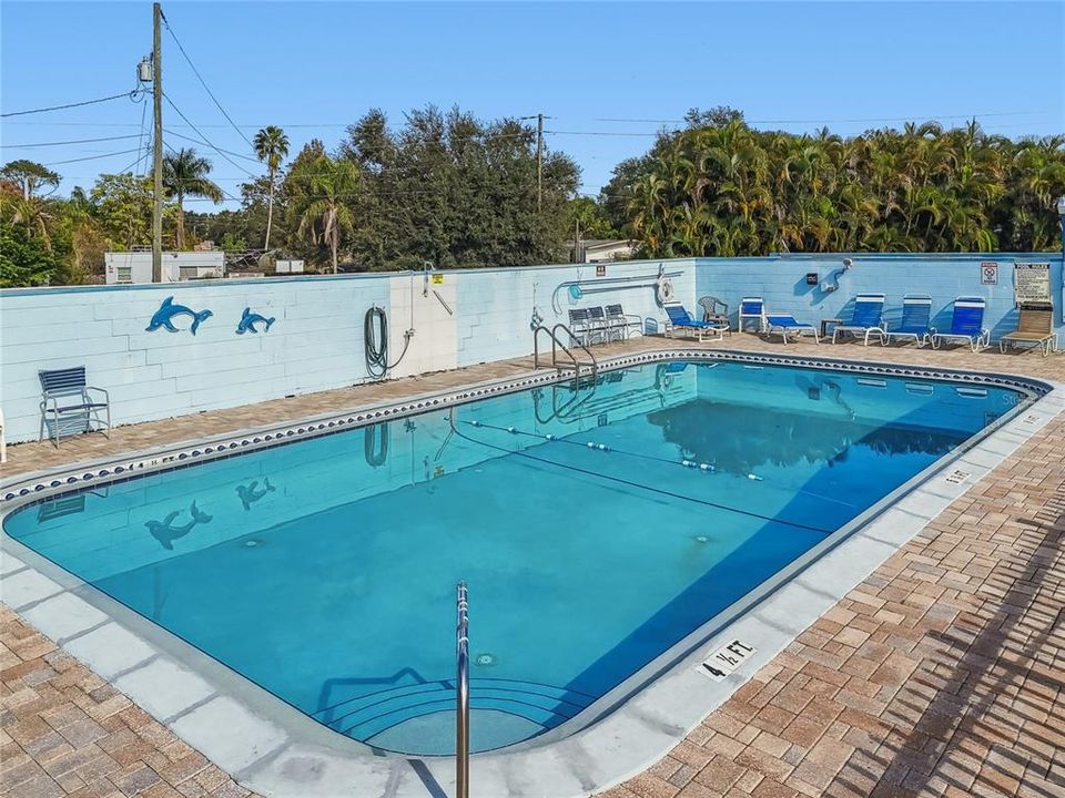 For Sale: $165,000 (2 beds, 2 baths, 896 Square Feet)