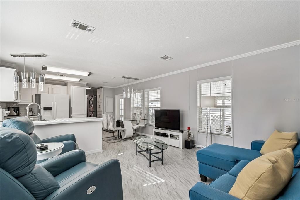 For Sale: $165,000 (2 beds, 2 baths, 896 Square Feet)