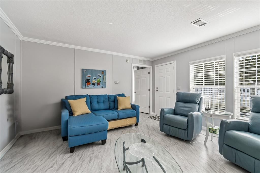 For Sale: $165,000 (2 beds, 2 baths, 896 Square Feet)