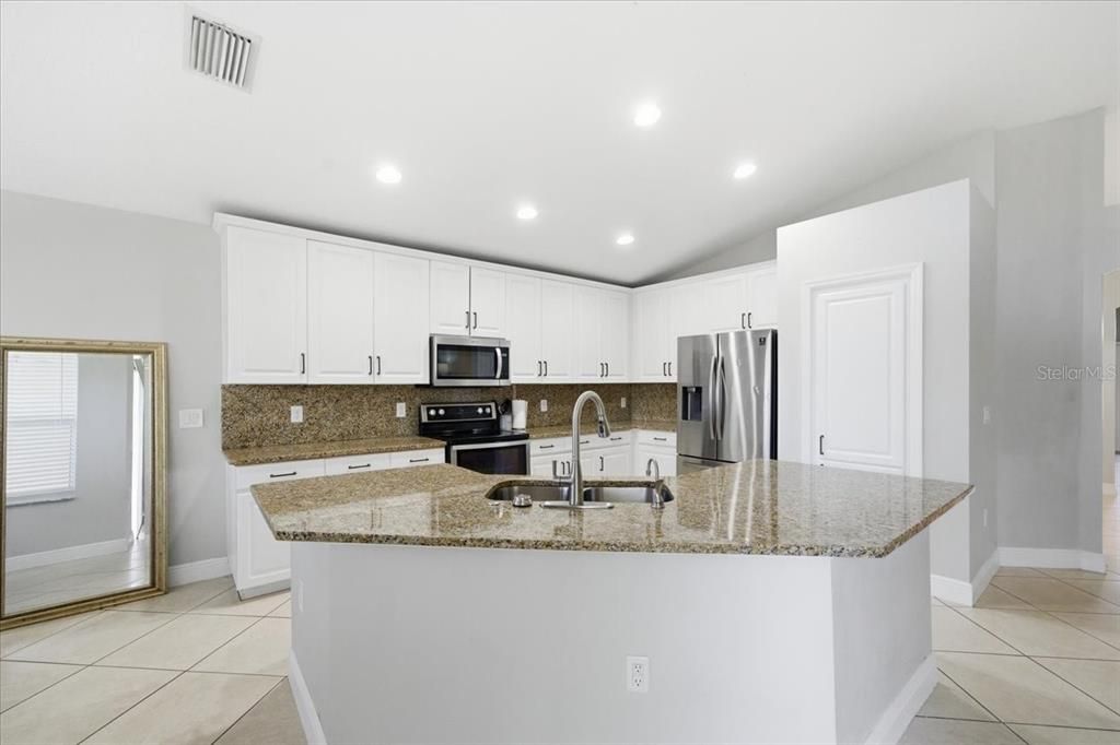 En Venta: $495,000 (4 camas, 2 baños, 2471 Pies cuadrados)