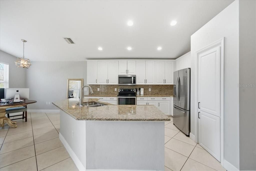 En Venta: $495,000 (4 camas, 2 baños, 2471 Pies cuadrados)