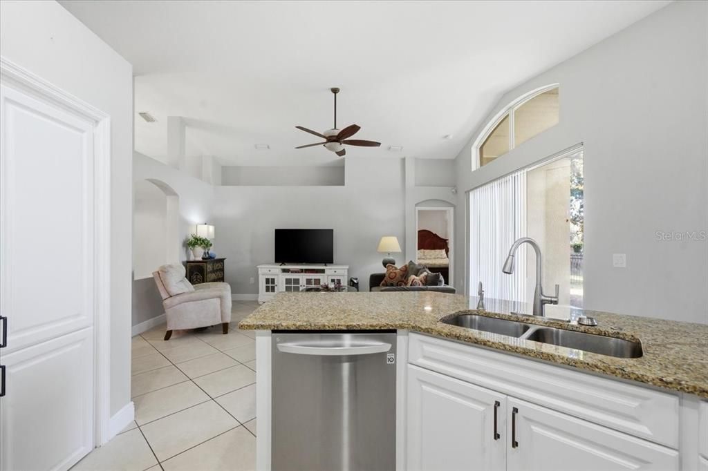 En Venta: $495,000 (4 camas, 2 baños, 2471 Pies cuadrados)