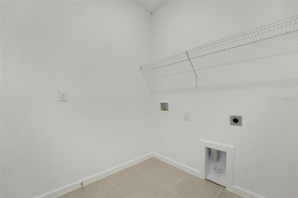 Под контрактом: $299,990 (4 спален, 2 ванн, 1758 Квадратных фут)