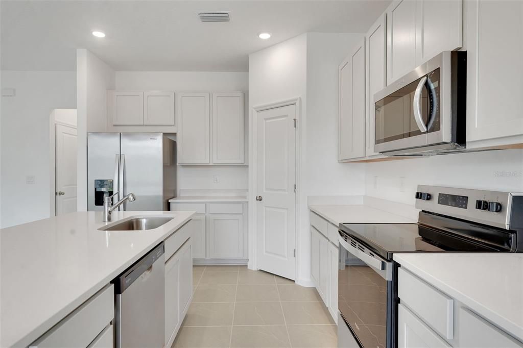 Под контрактом: $299,990 (4 спален, 2 ванн, 1758 Квадратных фут)