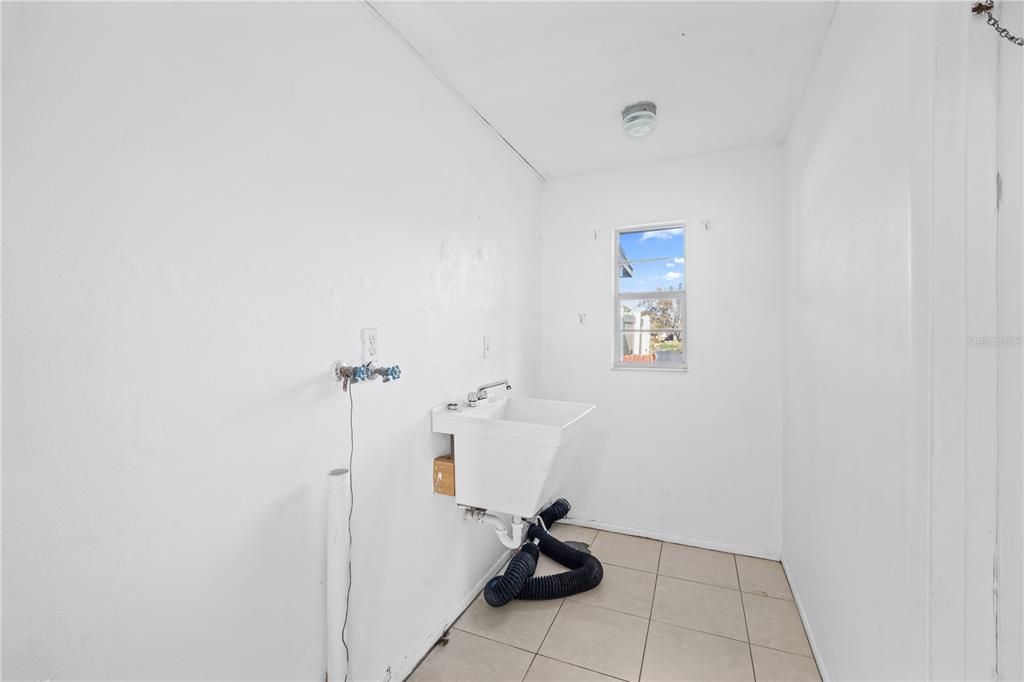 Под контрактом: $150,000 (2 спален, 1 ванн, 1100 Квадратных фут)