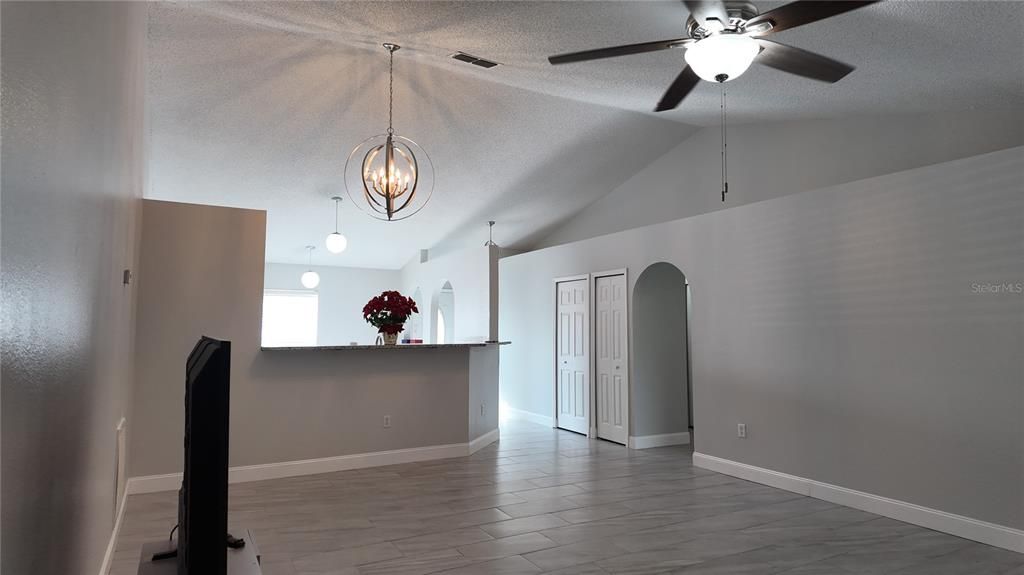 For Sale: $250,000 (3 beds, 2 baths, 1368 Square Feet)