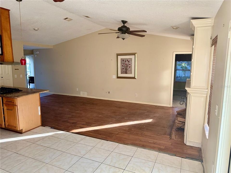 Под контрактом: $299,000 (3 спален, 2 ванн, 1286 Квадратных фут)