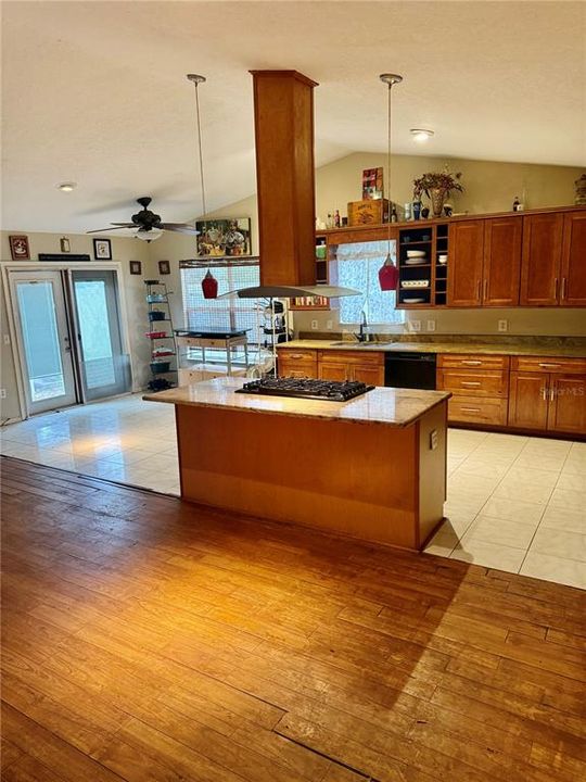 Под контрактом: $299,000 (3 спален, 2 ванн, 1286 Квадратных фут)