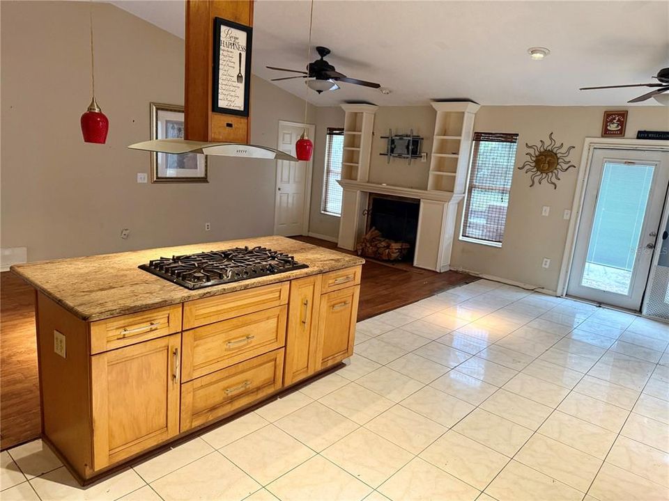 待售: $300,000 (3 贝兹, 2 浴室, 1286 平方英尺)