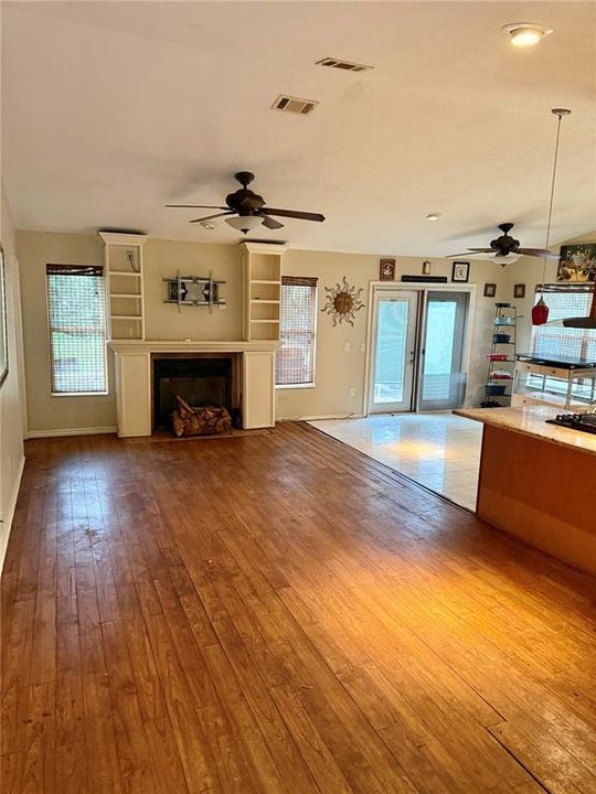 Под контрактом: $299,000 (3 спален, 2 ванн, 1286 Квадратных фут)