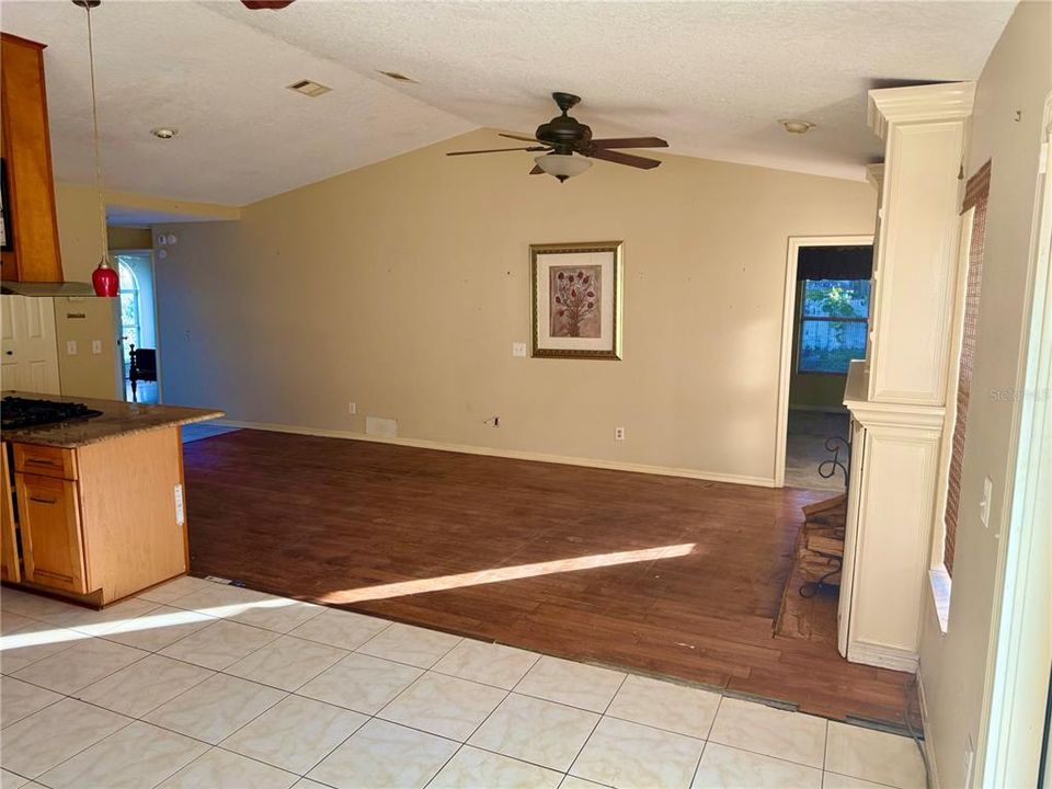 Под контрактом: $299,000 (3 спален, 2 ванн, 1286 Квадратных фут)