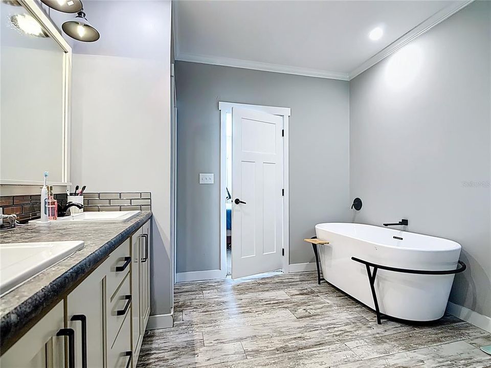 For Sale: $329,900 (4 beds, 3 baths, 2160 Square Feet)