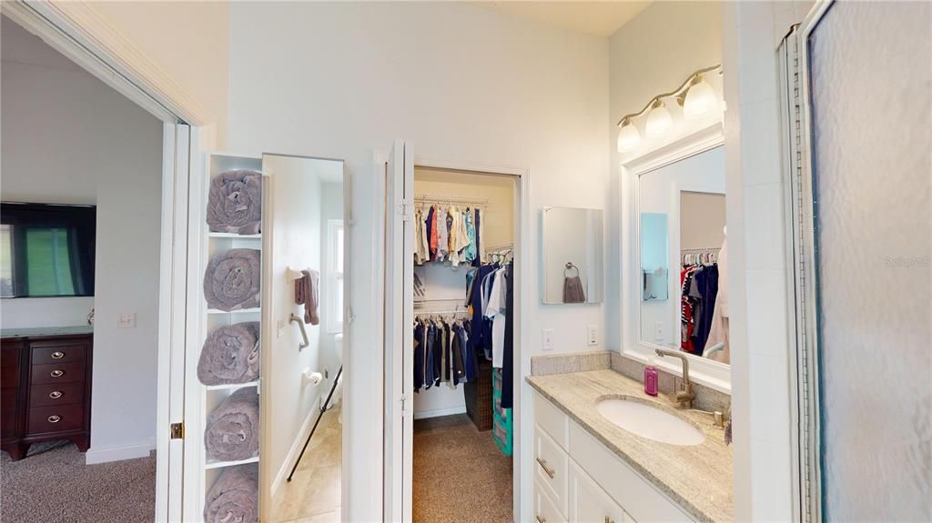 На продажу: $349,900 (2 спален, 2 ванн, 1260 Квадратных фут)