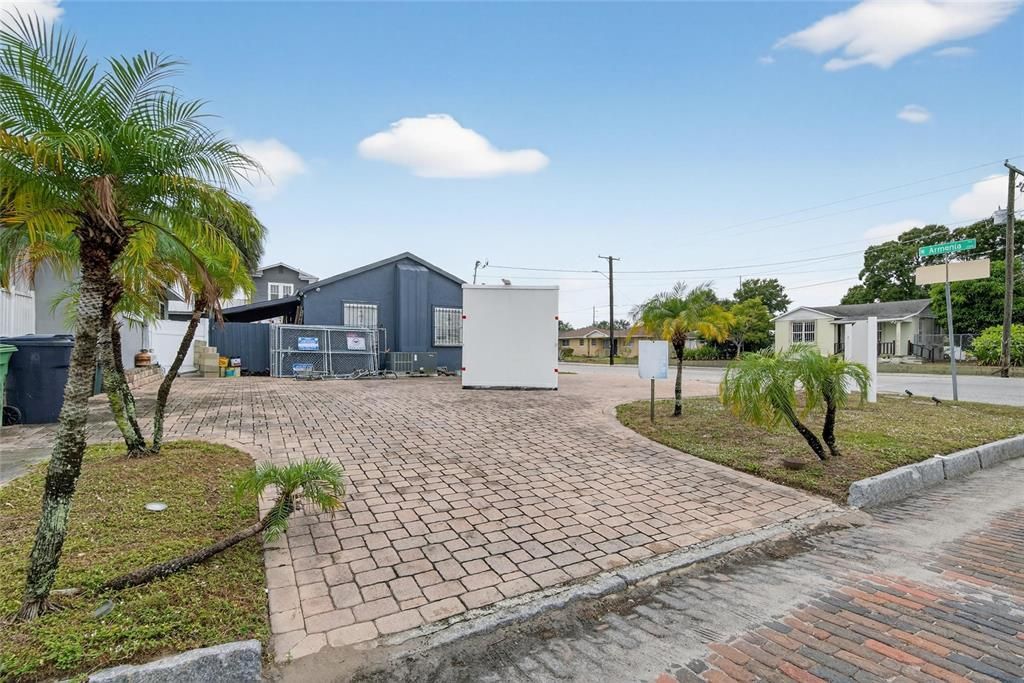 待售: $550,000 (0 贝兹, 0 浴室, 918 平方英尺)