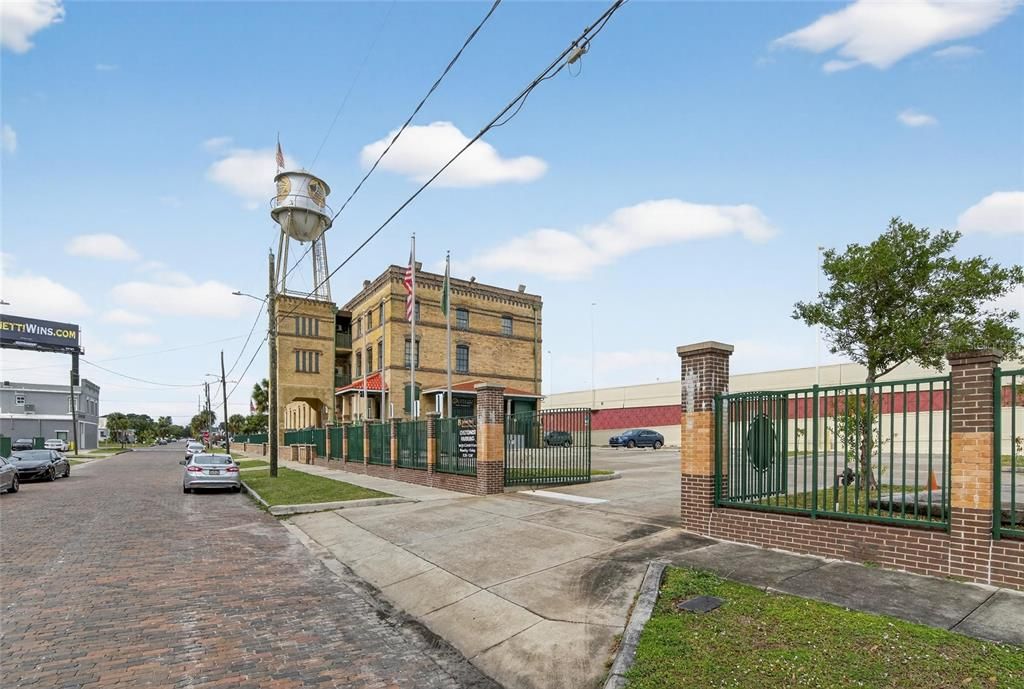 待售: $550,000 (0 贝兹, 0 浴室, 918 平方英尺)