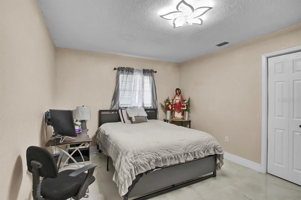 For Sale: $500,000 (5 beds, 5 baths, 1672 Square Feet)