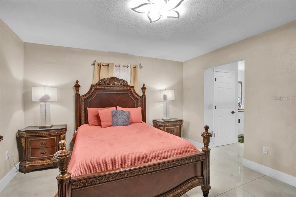 For Sale: $500,000 (5 beds, 5 baths, 1672 Square Feet)