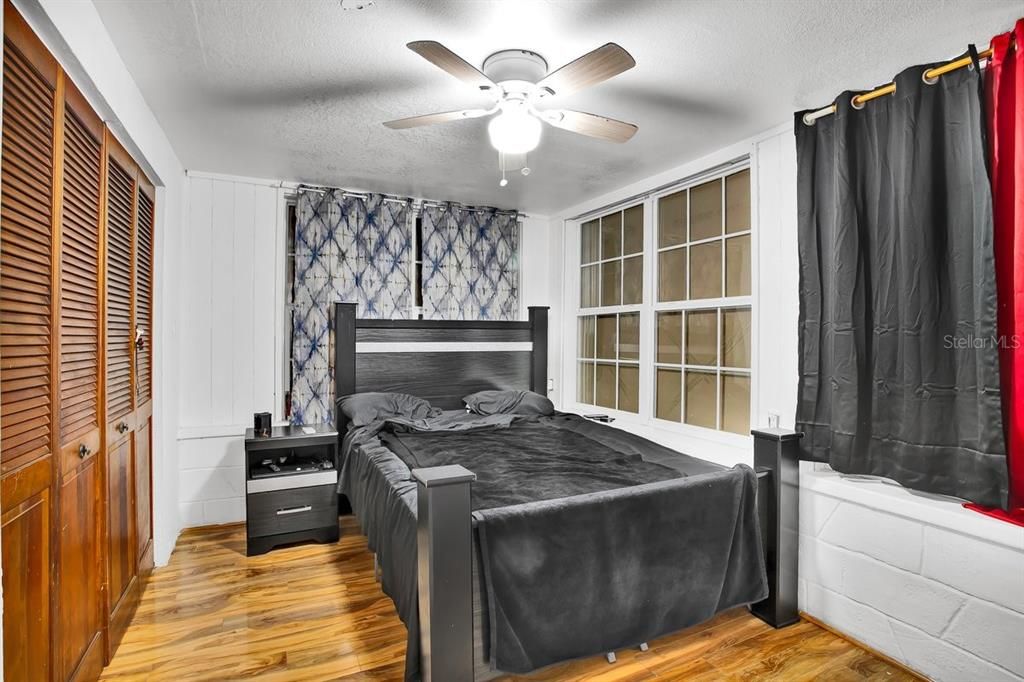 For Sale: $500,000 (5 beds, 5 baths, 1672 Square Feet)