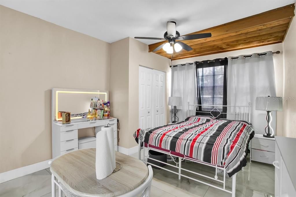 For Sale: $500,000 (5 beds, 5 baths, 1672 Square Feet)