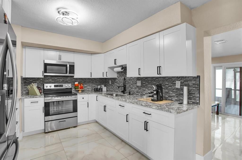 For Sale: $500,000 (5 beds, 5 baths, 1672 Square Feet)