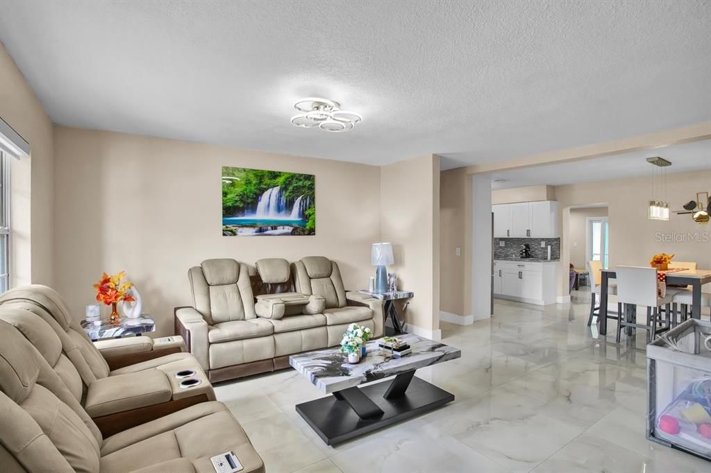 For Sale: $500,000 (5 beds, 5 baths, 1672 Square Feet)