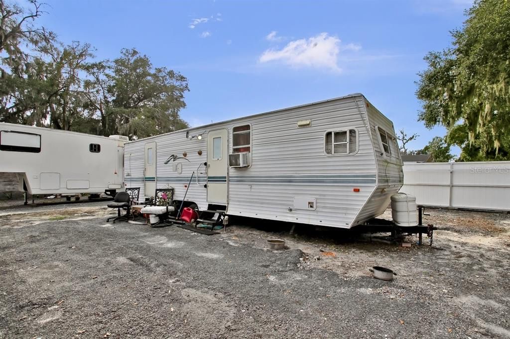 For Sale: $500,000 (5 beds, 5 baths, 1672 Square Feet)