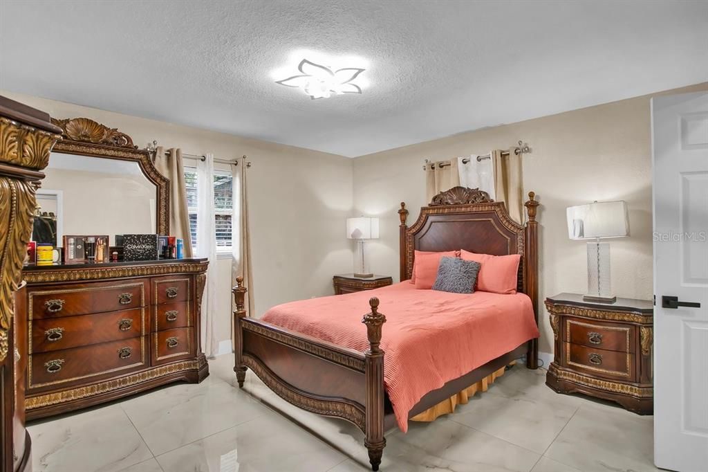 For Sale: $500,000 (5 beds, 5 baths, 1672 Square Feet)