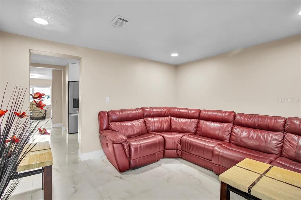 For Sale: $500,000 (5 beds, 5 baths, 1672 Square Feet)