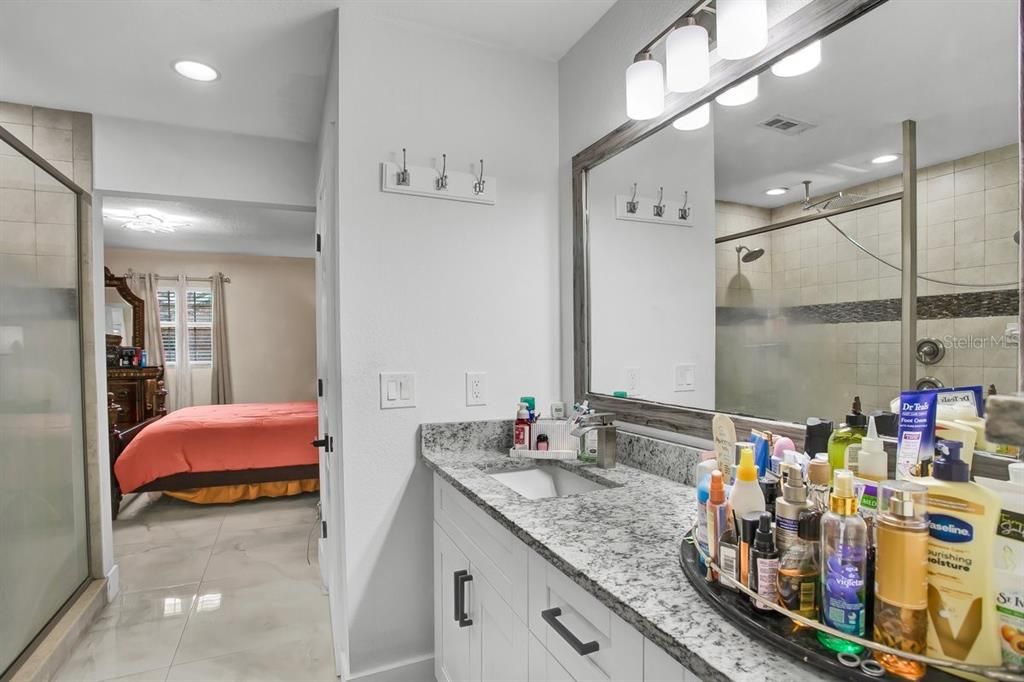 For Sale: $500,000 (5 beds, 5 baths, 1672 Square Feet)